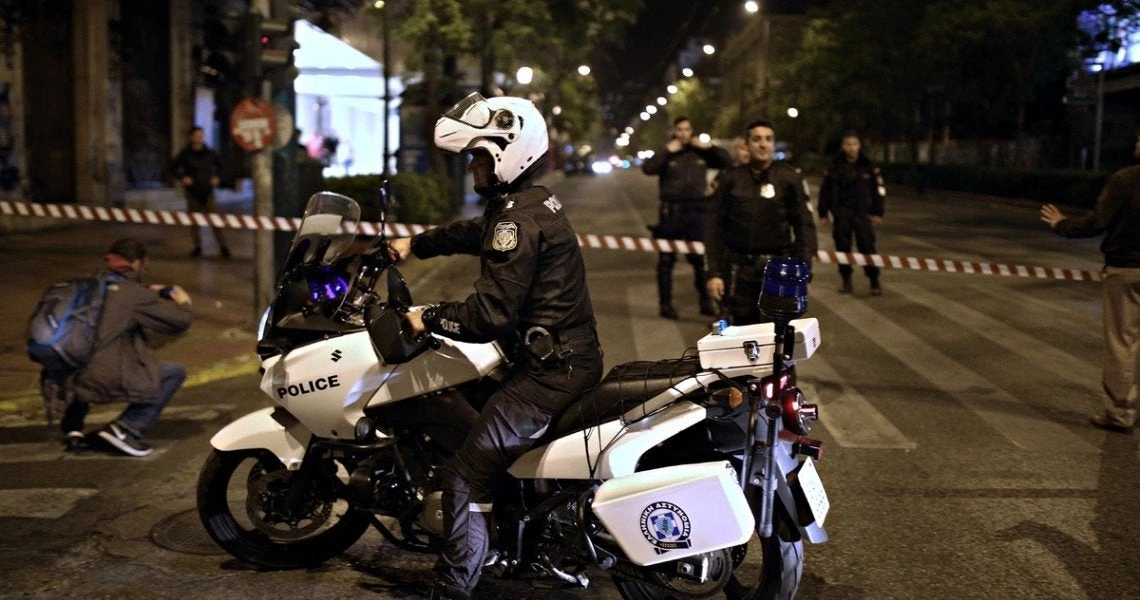 Με καλάσνικοφ «γάζωσαν» αυτοκίνητο στην Μιχαλακοπούλου – Έστησαν φράγμα με κάδους
